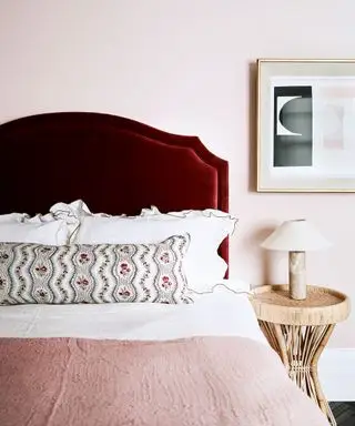 Quarto rosa com parede rosa claro e cabeceira de veludo vermelho