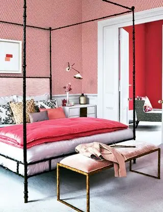 Quarto rosa com papel de parede estampado e cama com dossel preta
