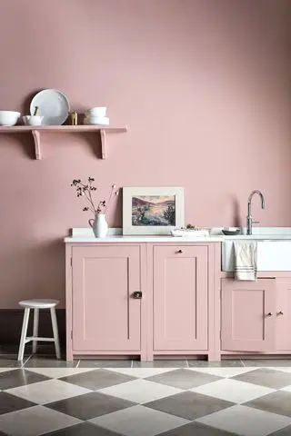 Cozinha rosa rosa da Neptune com piso xadrez