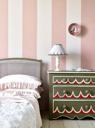 Paredes de quarto listradas rosa e brancas por Annie Sloan
