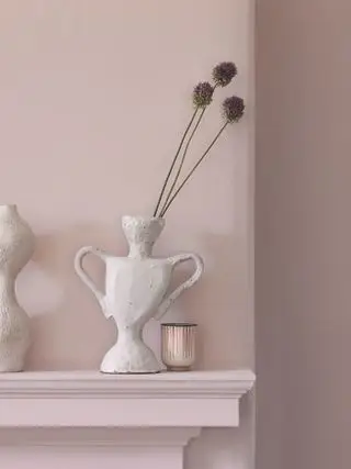 Paredes rosa e lareira da Dulux