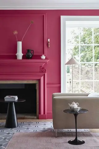 Parede rosa com detalhes em sala de estar