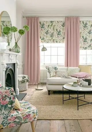 Sala de estar com cortinas rosa e tecidos botânicos Clarke & Clarke