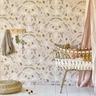 Berçário rosa com papel de parede Woodland Wonders da Hibou Home