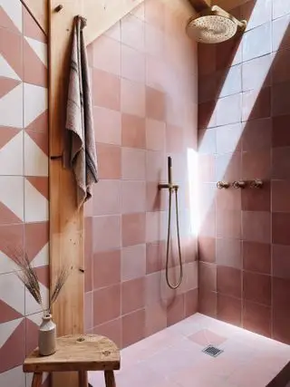 Projeto de banheiro com mistura de azulejos rosa do The Landscape Lodge