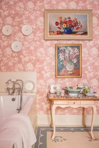 Banheiro com papel de parede floral rosa de Penny Morrison