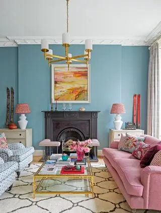 Sala azul com sofá rosa