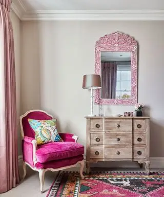 Quarto bege com acessórios coloridos