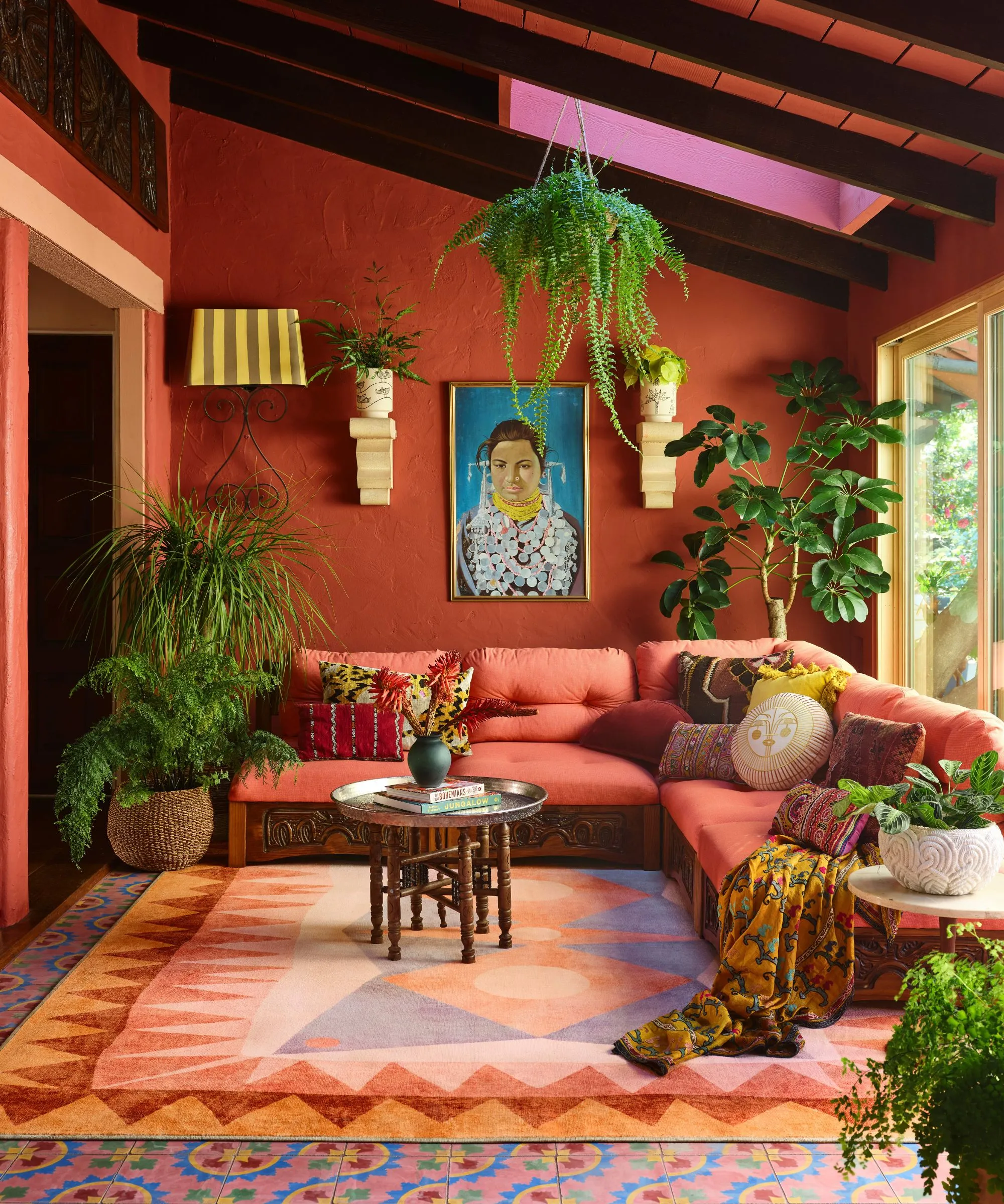 Rød stue med røde hjørnesofaer og stueplanter' loading='lazy' title=