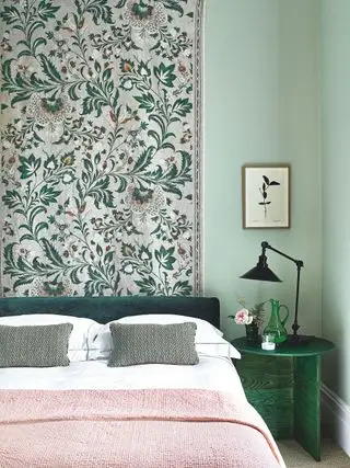 Grünes Schlafzimmer mit hängendem Stoffpaneel in Lewis & Wood