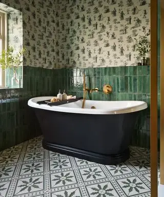 Grünes Badezimmer mit grünen Fliesen, Tapete, grüner Badewanne