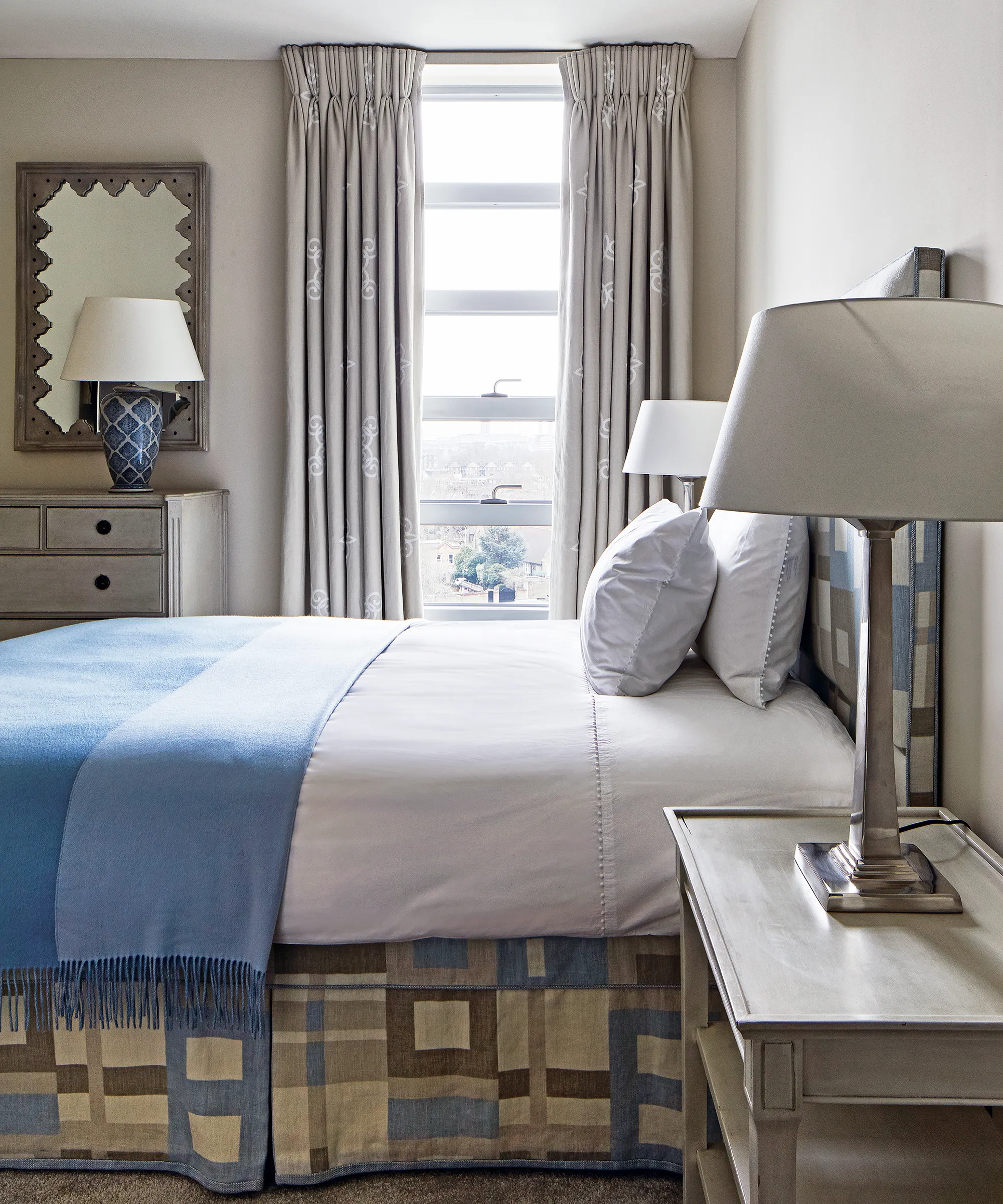 burgunderrød kjøkken frittstående pantry-enhet med messingbeslag og krydderhyller fra deVOL' loading='lazy' title=