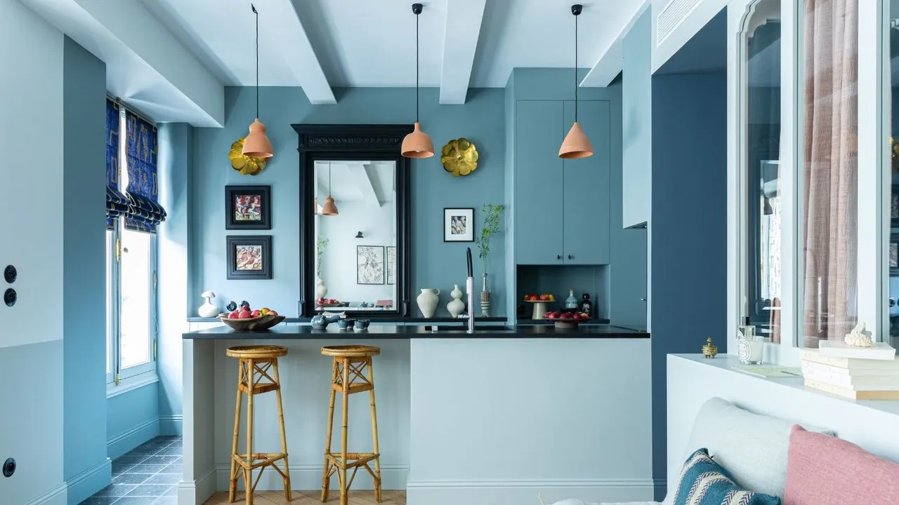 Blå leilighet med øy og bambuskrakker' loading='lazy' title=