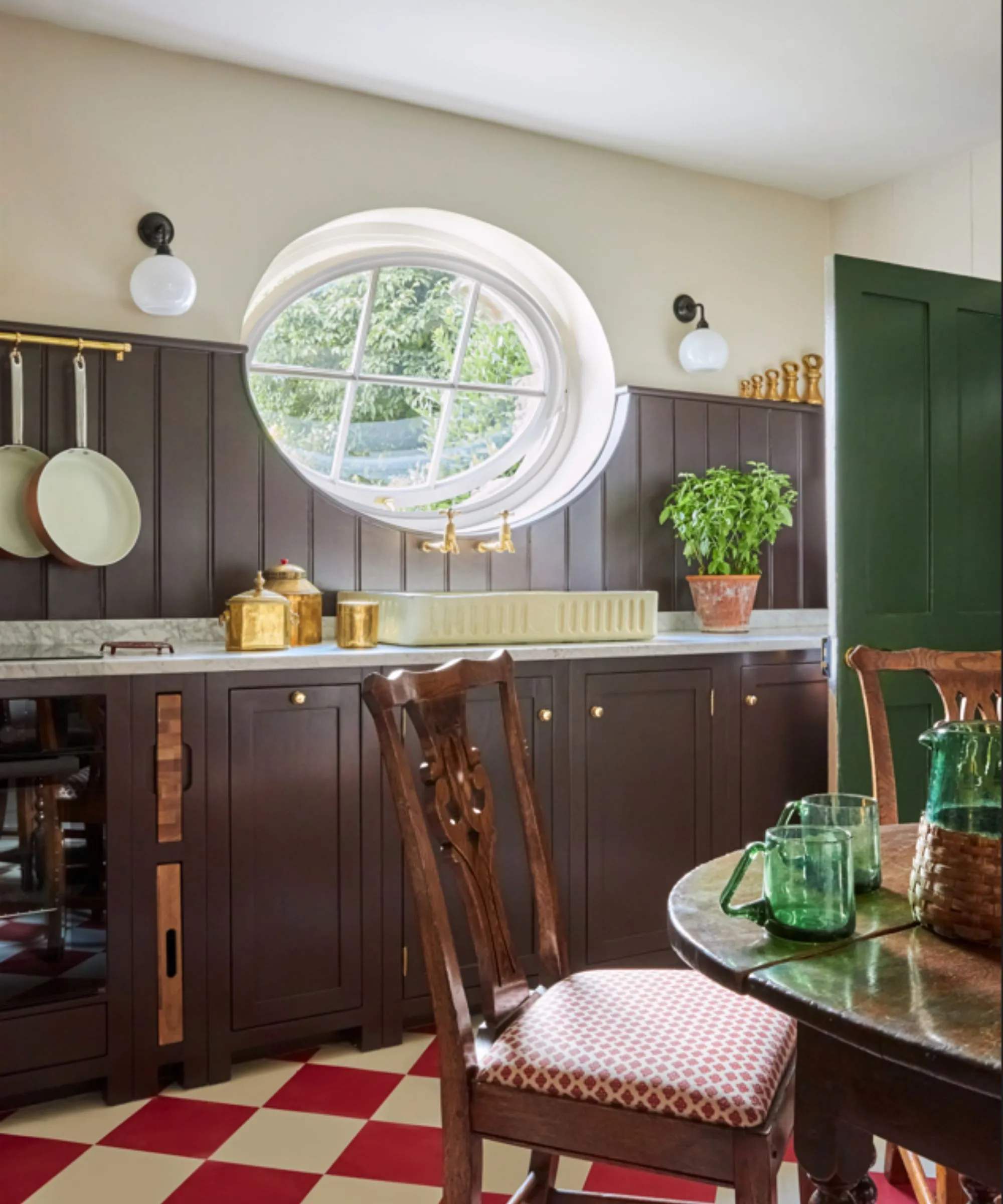 kjøkken med brune skap og kontrollert gulv' loading='lazy' title=