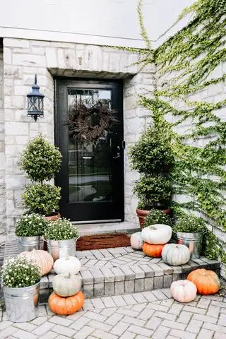 Halloween-Dekoration im Freien auf einer Veranda