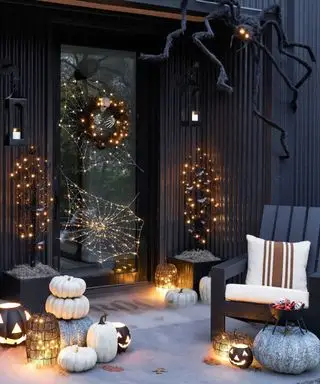 Schwarze Veranda mit Halloween-Dekor dekoriert