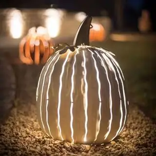 Halloween-Kürbis aus weißem Metall