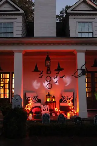 Halloween-Veranda in der Nacht