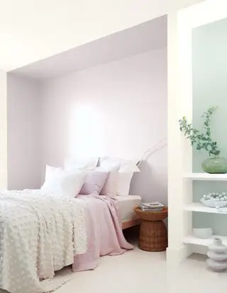 Une chambre violet clair blanc et vert clair
