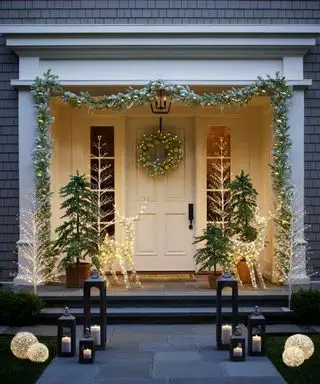Veranda mit Weihnachtsbeleuchtung und Dekor geschmückt
