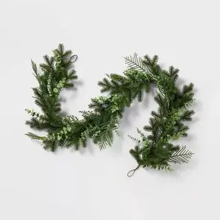 Studio McGee x Target Weihnachtskollektion, Kränze und Girlanden