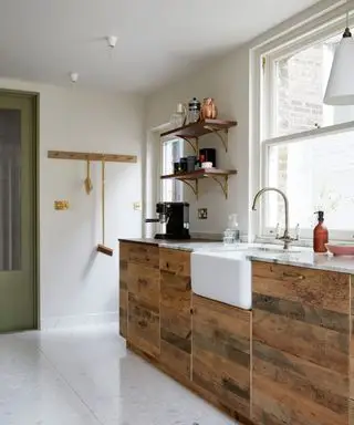 Cocina con muebles de madera.