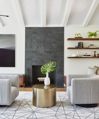 Salón blanco con estanterías abiertas.