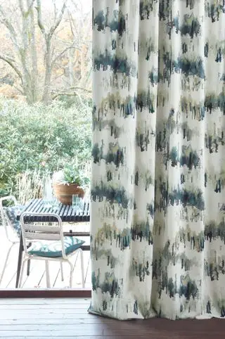 cortinas de patio con vista al patio jardín con mesas y sillas tela estampada