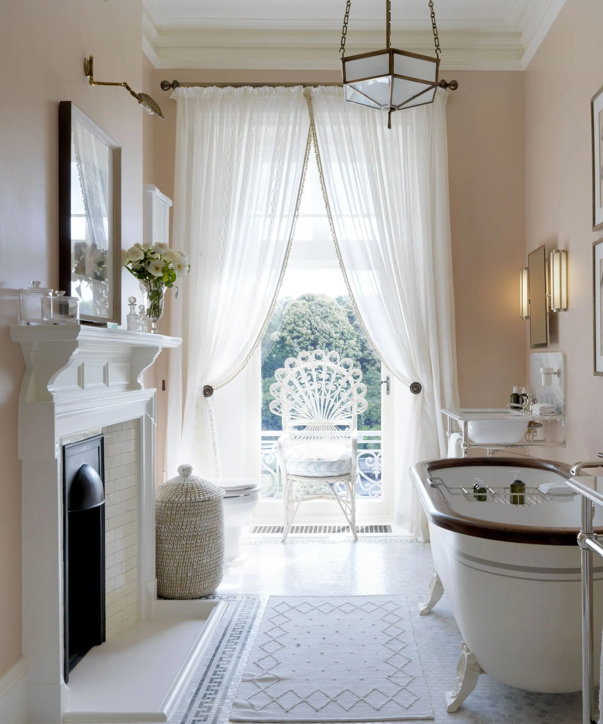 Des rideaux transparents dans une salle de bains traditionnelle vintage avec baignoire sur pieds' loading='lazy' title=