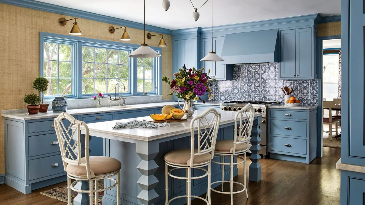자연스러운 질감의 벽지가 돋보이는 블루 주방' loading='lazy' title=