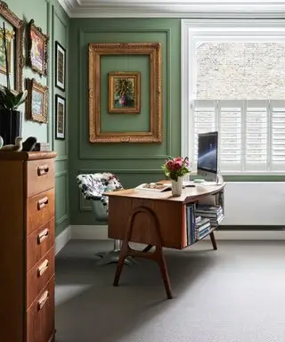 Hjemmekontor med vintage skrivebord