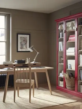 Hjemmekontordesign af Neptune med taupe vægge og en rød reol