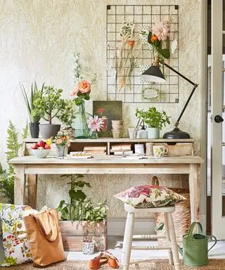 Hjemmekontoridé med planter og blomster