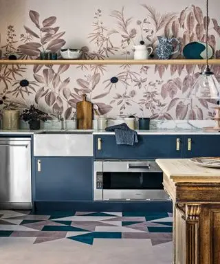 cucina con carta da parati botanica, ripiani in marmo e armadi viola