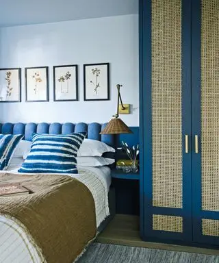 camera da letto blu con testiera smerlata blu, armadio blu con dettagli in rattan