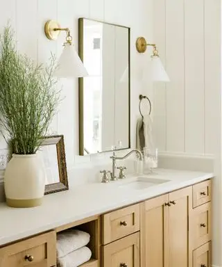 Salle de bain neutre avec murs blanc chaud et armoires en bois