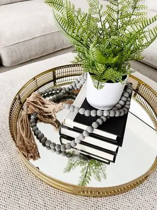 piatto a specchio sul pouf in un soggiorno