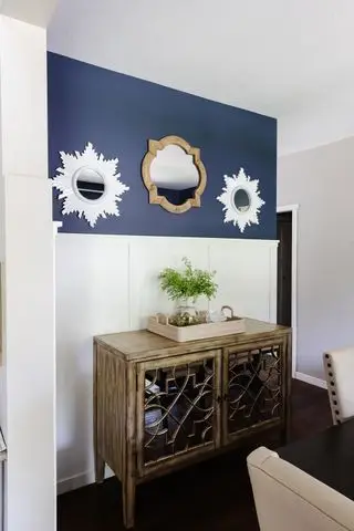 tre specchi decorativi sulla parete del corridoio