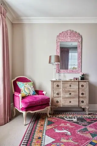 Specchio rosa nella camera da letto principale di una casa di nuova costruzione dall'atmosfera georgiana nell'Hampshire