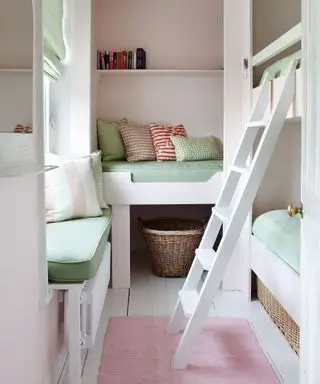 So richten Sie ein kleines Schlafzimmer für Kinder mit weißen Einbaumöbeln und hellgrünen und rosa Polstermöbeln ein.
