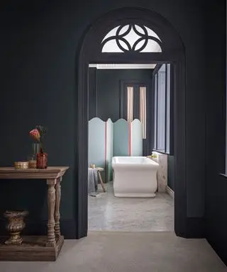 청록색과 어울리는 색상, 흰색 욕조가 있는 슬레이트 그레이 욕실, 청록색 스크린, 대리석 바닥