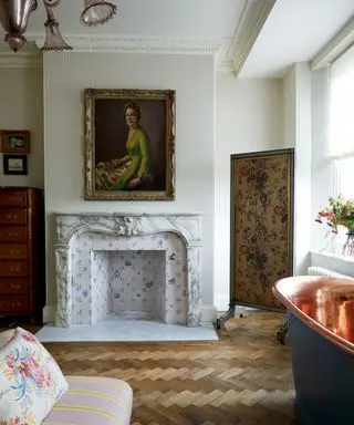 Dormitorio y baño de estilo tradicional con chimenea de azulejos