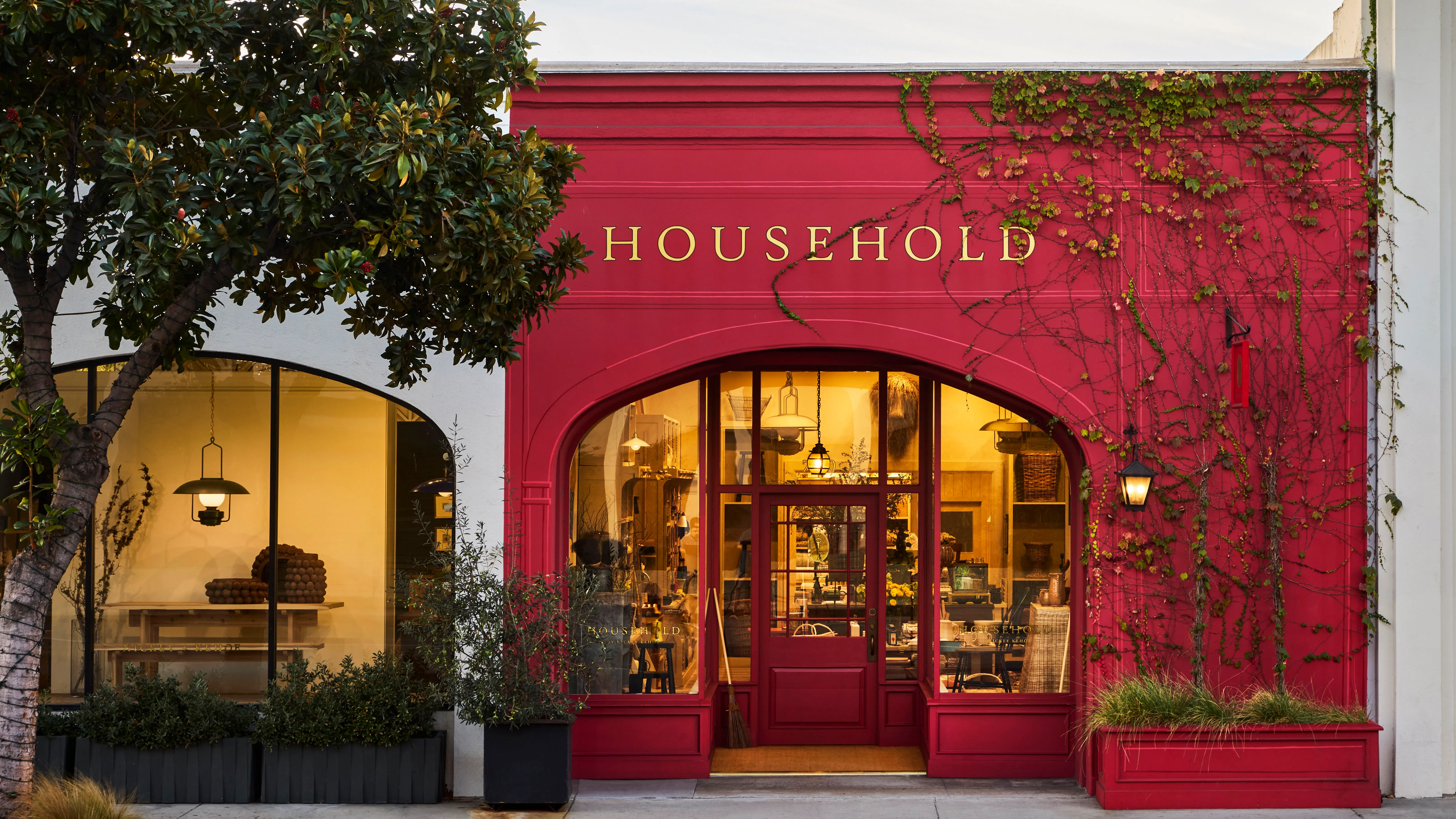 Uma loja pintada de vermelho em Los Angeles com a palavra “Casa” em letras brilhantes acima da entrada de vidro.' loading='lazy' title=