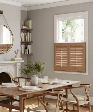 Neutrales Esszimmer mit Fensterläden im Café-Stil aus Eichenholz
