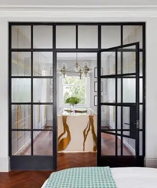 Šatna s přepážkou ve stylu Crittall