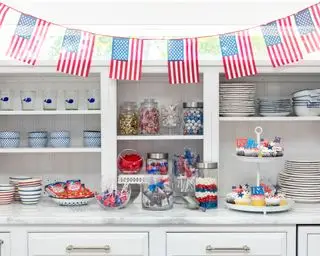 Cozinha branca decorada com bandeira americana e decorações temáticas de 4 de julho