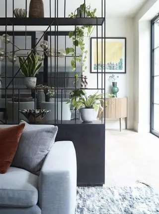 Planter på åpen stuehylle