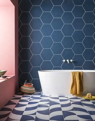 Kúpeľňa so šesťhrannými obkladmi a dlažbou s geometrickým vzorom