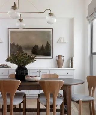 Modernes Esszimmer in neutralen Farben mit Holzmöbeln
