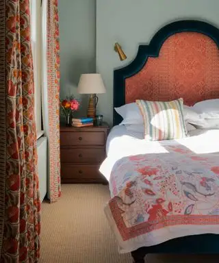 Traditionelles Schlafzimmer mit großem Vintage-Bett